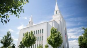 The Temple In Kansas City That’s Located In The Most Unforgettable Setting