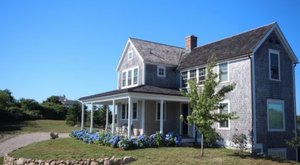 An Island-Themed Getaway, This Cottage In Rhode Island Has A Private Pond