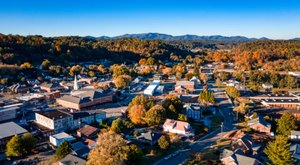 The Small Town In Georgia That Comes Alive In The Fall Season