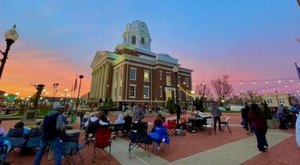 The Charming Small Town in Kentucky That’s Perfect For A Fall Day Trip
