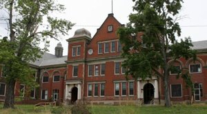 13 Staggering Photos Of An Abandoned Hospital Hiding In Pittsburgh