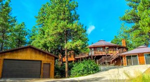 Stay Overnight At This Spectacularly Unconventional Treehouse Cabin In Colorado