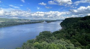 The 5.7-Mile Hanging Rock Trail Might Just Be The Most Enchanting Hike In Iowa