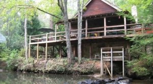 This Cabin In Georgia Surrounded By Fall Foliage Is The Best Place For An Autumnal Getaway